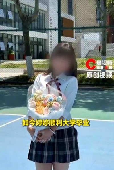 整整23年，陕西的保姆邓大姐，硬生生把雇主家7个月大的弃婴供到了大学毕业。可谁能