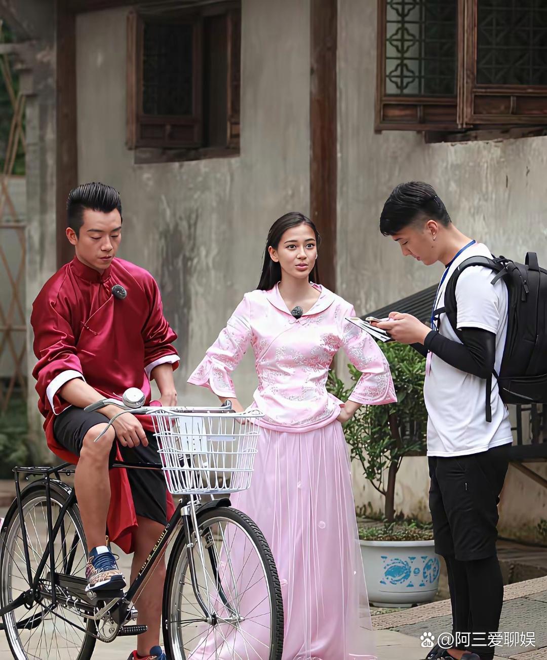 Angelababy素颜肤色不算白皙，但五官精致出众，不加修饰的模样格外真实自然