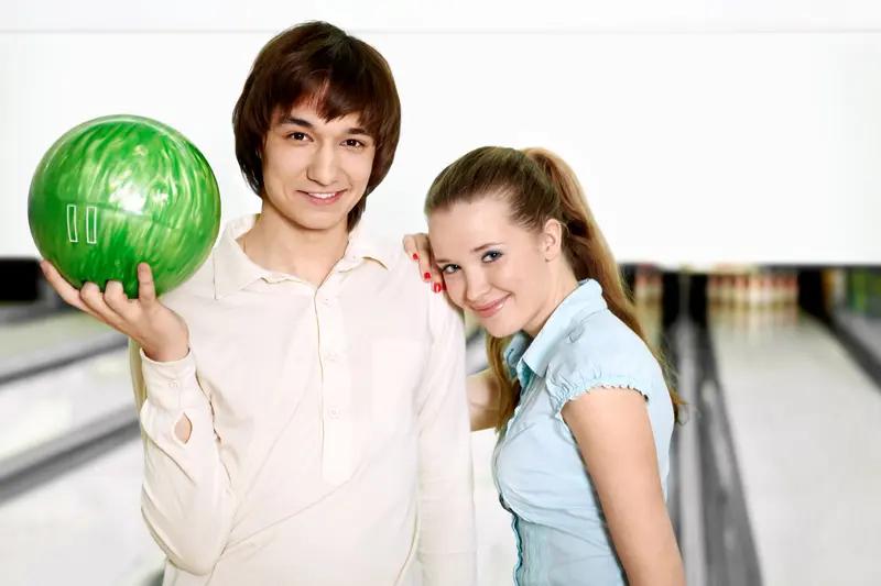 男朋友很抠，这还值不值得交往真得好好琢磨。我有个朋友，她男朋友抠到什么程度？出去