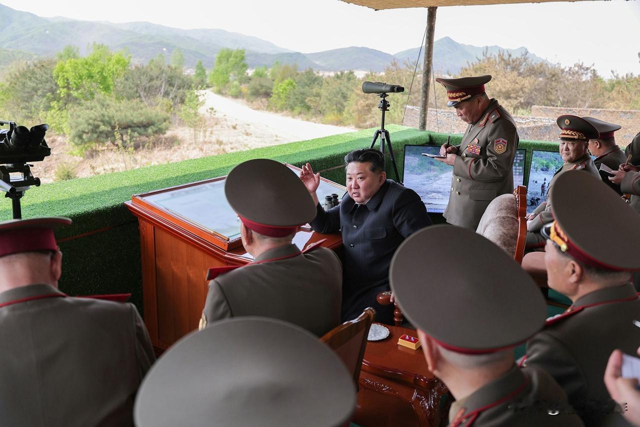 为纪念朝鲜人民革命军建军94周年，朝鲜人民军联合部队各轻步兵分队的迫击炮兵于25