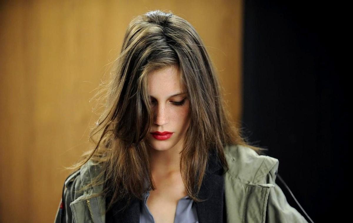 你第一次发现爱情是骗局，是什么时候？不是分手那天。是初夜之后，你看着天花板，