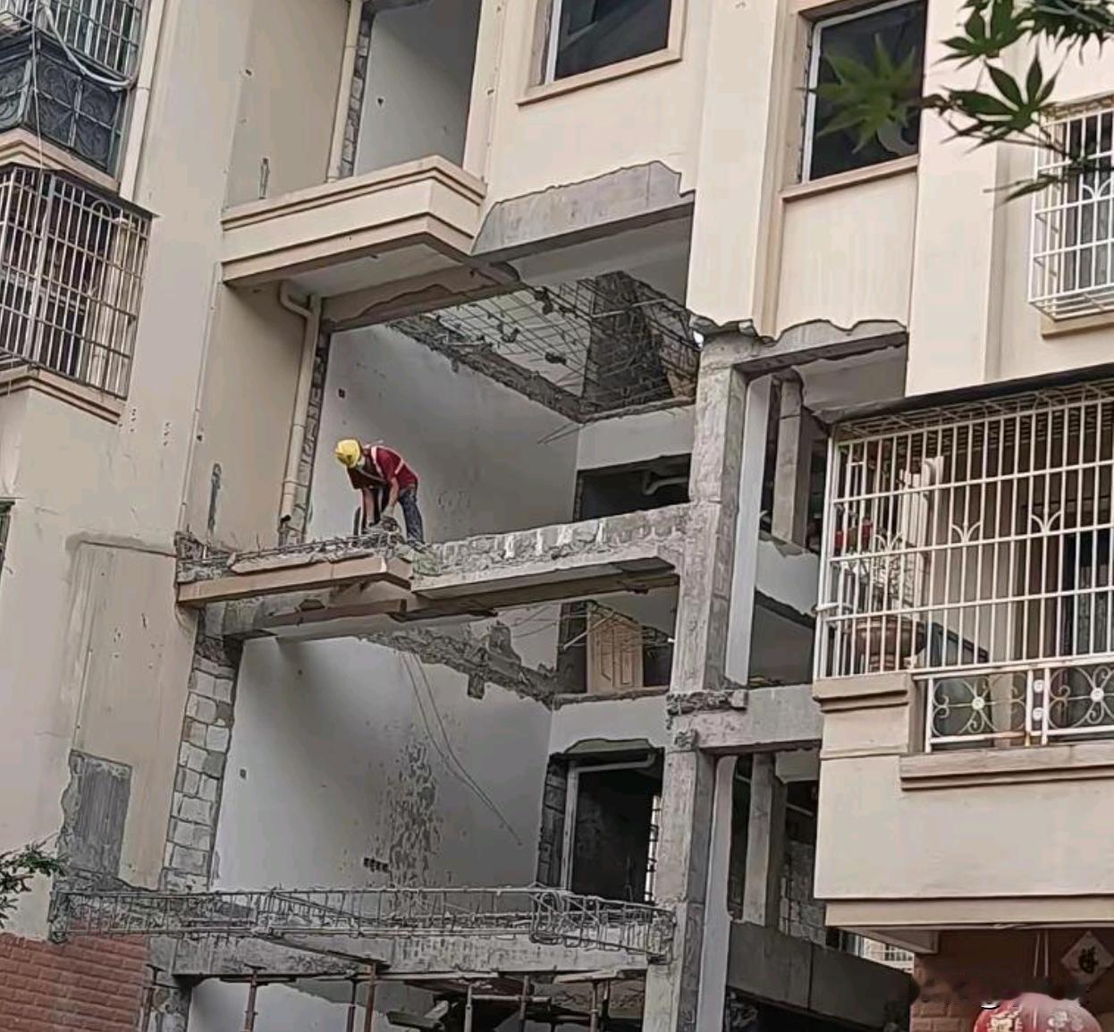 这个到底是在装修还是在装电梯？