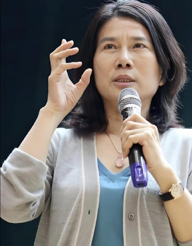 董明珠：我办技校了。于东来：听说了，首届招300人。董明珠：对，培养真正