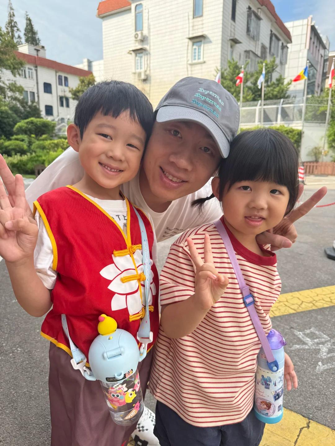 原来许昕昨天赶回上海，是孩子要开学了。刚刚看到许昕更新了动态：“老妹儿幼儿园第