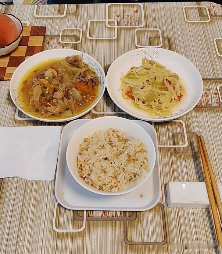 今天没做饭。昨天中午做菜有点多，晚饭仅把中午剩下的鸡蛋菜汤喝完，炒的两个菜都剩