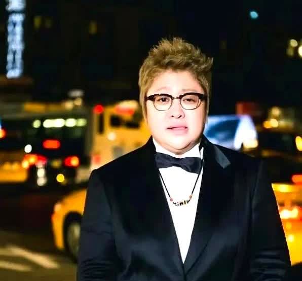 长知识了，一直以为歌手唱歌戴耳返是为了听清伴奏音乐。前阵子看节目才被惊到