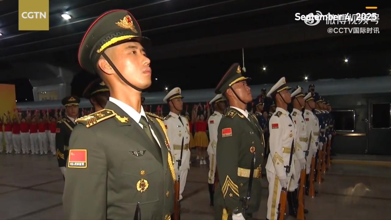 金正恩离京时长时间挥手作别笑的真灿烂啊！肯定不是装的，既然这样的话，那就一路平