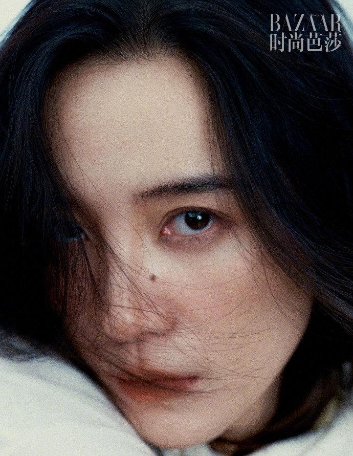 宋佳刚拿下第二座金鸡影后奖杯，六天后就直接登上了《时尚芭莎》十二月闭年刊封面。这