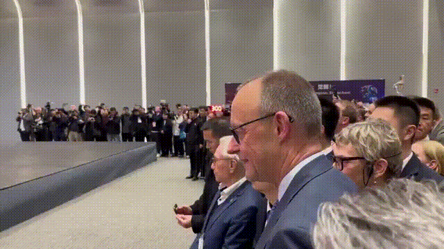 俄罗斯媒体说，中国机器人对默茨“太客气了”，这群人形机器人即将颠覆，德国人的产