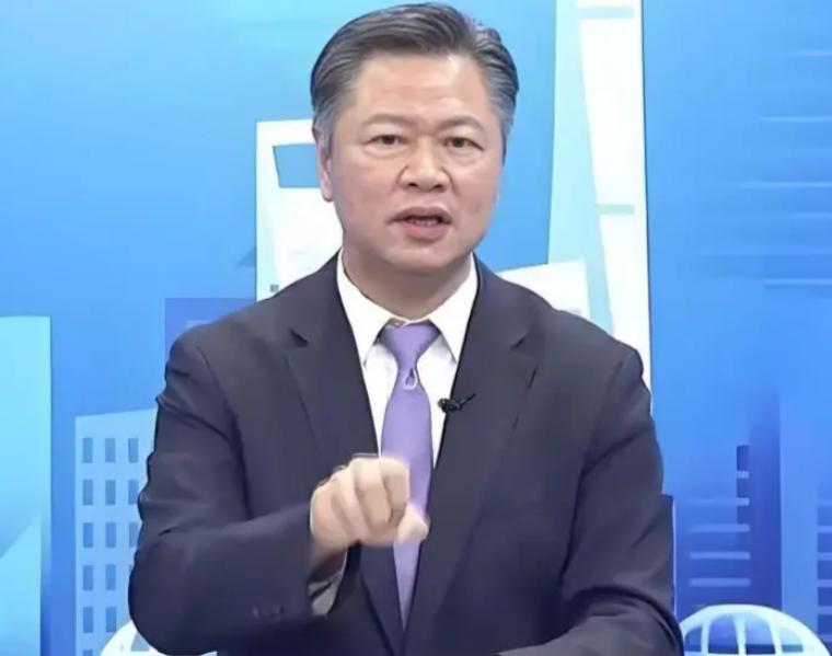 生日前一天，赖岳谦收到的"礼物"，是公司通知他下周别来了。通告从一周三次砍到两