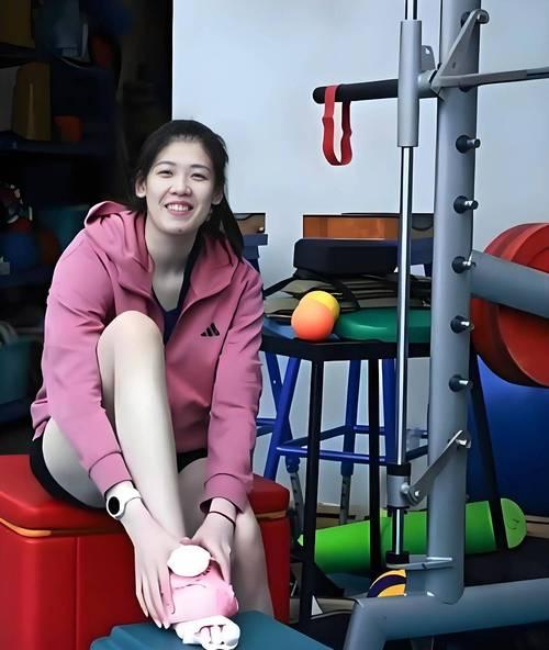 李盈莹的脚伤这合理吗？李盈莹因伤病原因被意大利米兰女排终止合同，这也让很多网