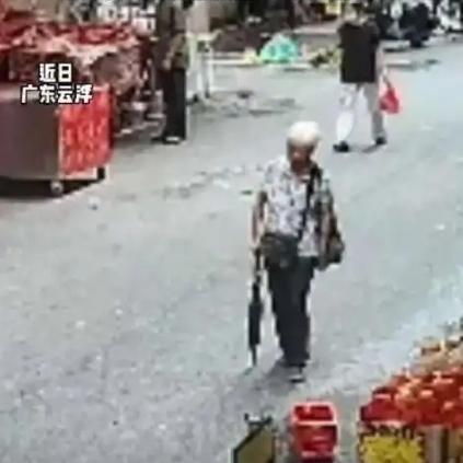 白发老人走在路上，突然摇摇晃晃即将摔倒，街边店主冲过去扶了老人一把，让店主想不到