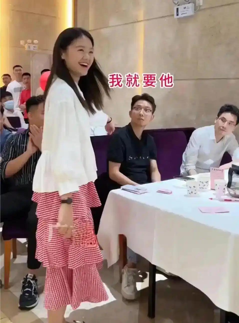 广东东莞一场相亲活动上，出现了特别有趣的一幕。现场二十多位男士，花160块报名费