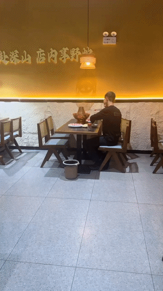 陕西西安一家铜锅涮肉火锅店里。来了一对非常年轻的外国小情侣。这俩人竟然一句中