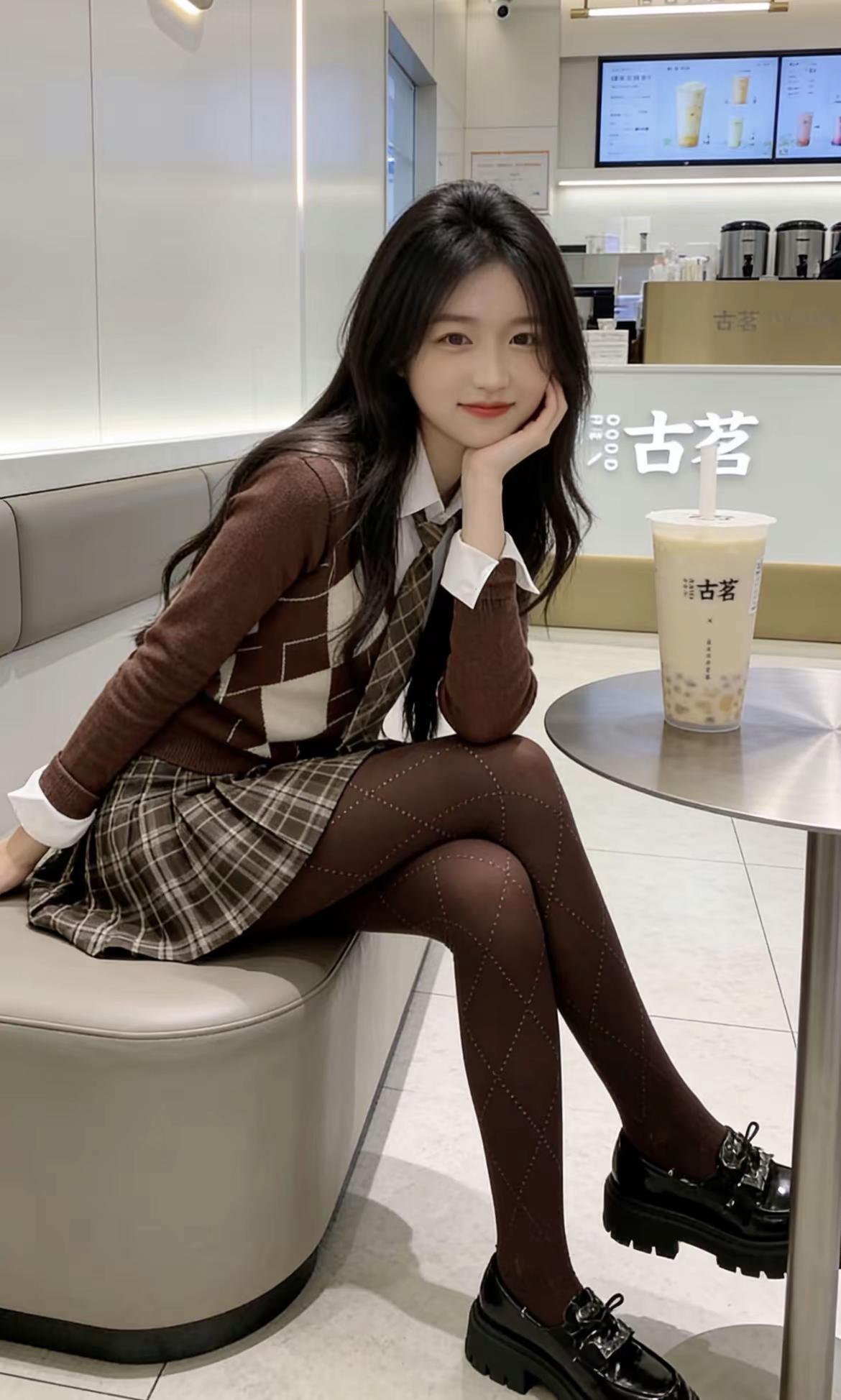 奶茶店随手拍的慵懒感。谁能拒绝在古茗奶茶店，穿喜欢的焦糖棕套装拍拍照呢？今日份甜