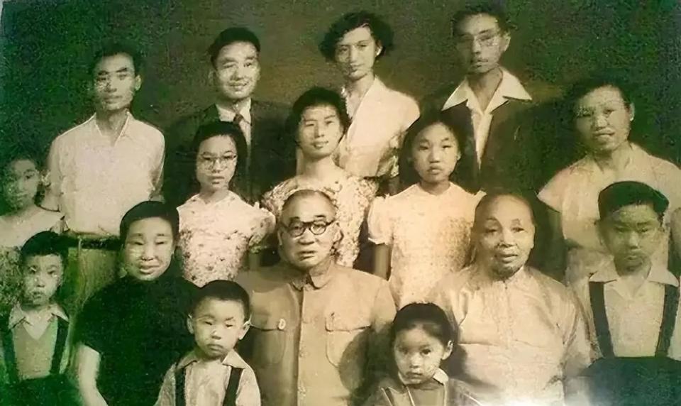 普通人的出路到底是生孩子还是读书？我个人觉得在这个时代普通家庭与其辛辛苦苦供养一