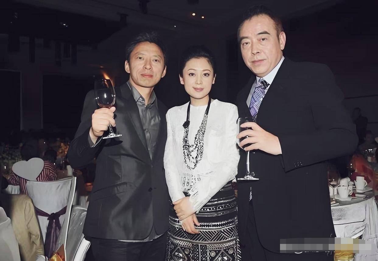 能与陈凯歌陈红夫妇并肩举杯的人肯定也是名人！这个人一点不面熟，他是谁呀？陈凯歌