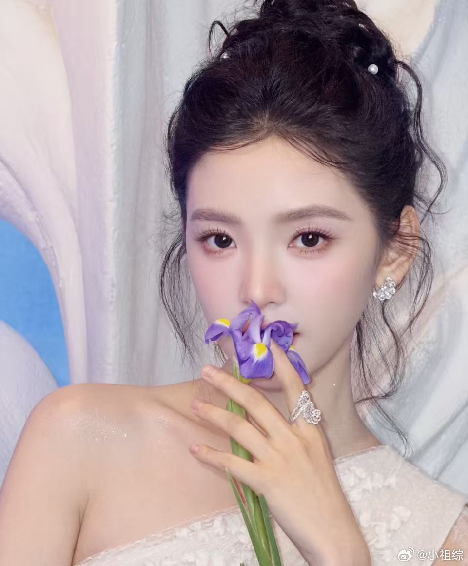 杨单给章若楠化的蓝调月光妆杨单给章若楠化的蓝调月光妆好美！章若楠蓝调月光妆