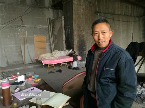 2008年，四川遂宁一个男子放弃家庭，住进了桥洞里，只为专门研究彩票，他每天要喝