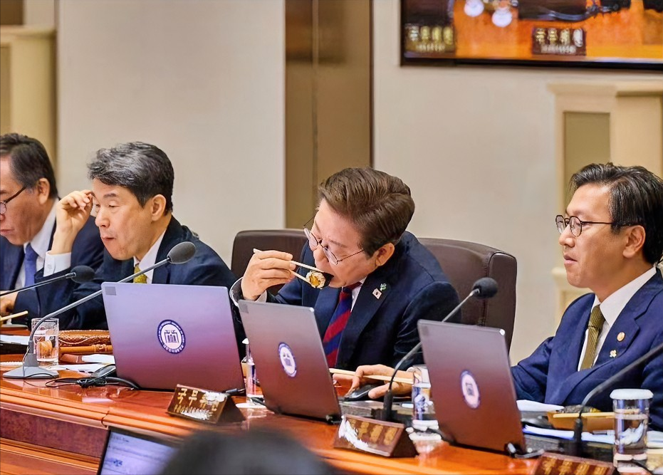 一刻不停歇啊！李在明上台之后频繁受到当地媒体和民众称赞。韩国总统李在明主持第一次