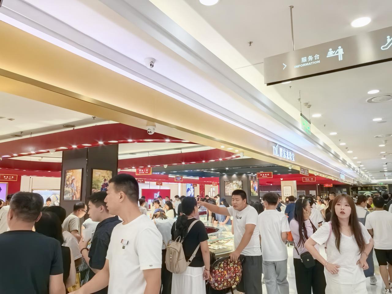 周末从北京去许昌逛了一趟胖东来，有5个没想到：1.没想到买黄金、珠宝的人这么