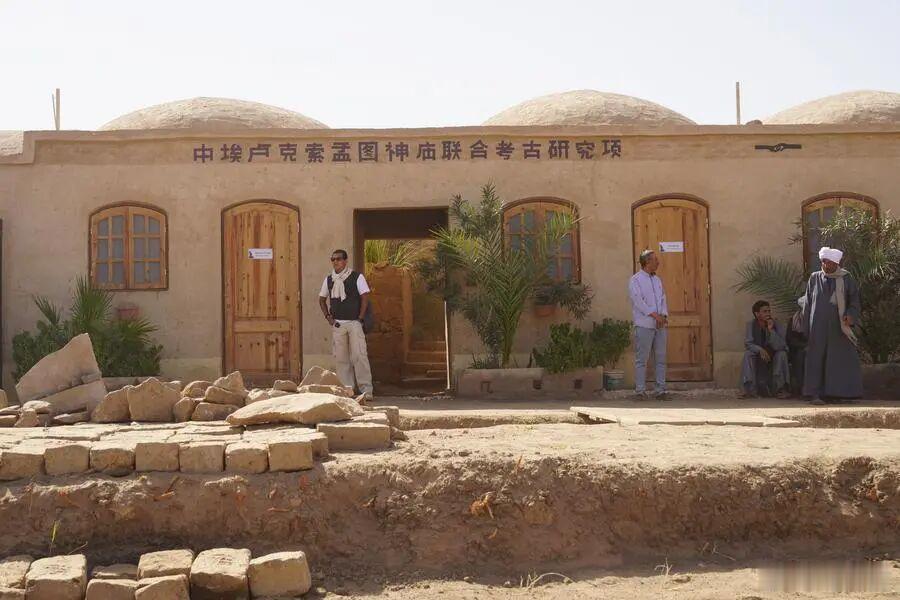 考古新发现古埃及圣湖在埃及卢克索的孟图神庙，中埃联合考古队揭晓了一项罕见发现