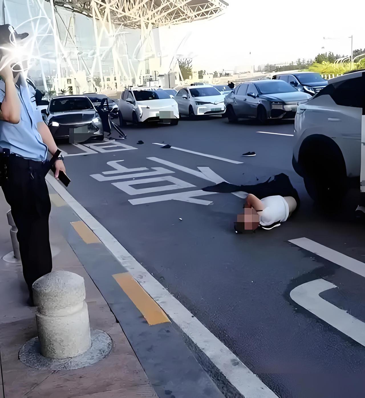 这事儿说起来真是让人捏把汗。天津一位62岁的吴大妈，在停车场倒车时不知怎么操作的