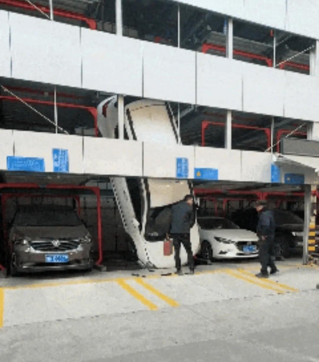 南阳一车库有车辆掉落？昨日有网友爆料称，南阳市第一人民医院立体车库，有一辆汽