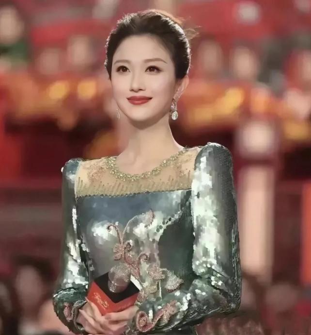 这是央视目前最漂亮的一个年轻主持人，长得确实漂亮，身材高挑又有气质，比周涛和董卿