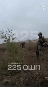 乌军在胡里艾波勒附近消灭了1支俄军突击队，并收获了战利品，画面显示1名俄军士兵永