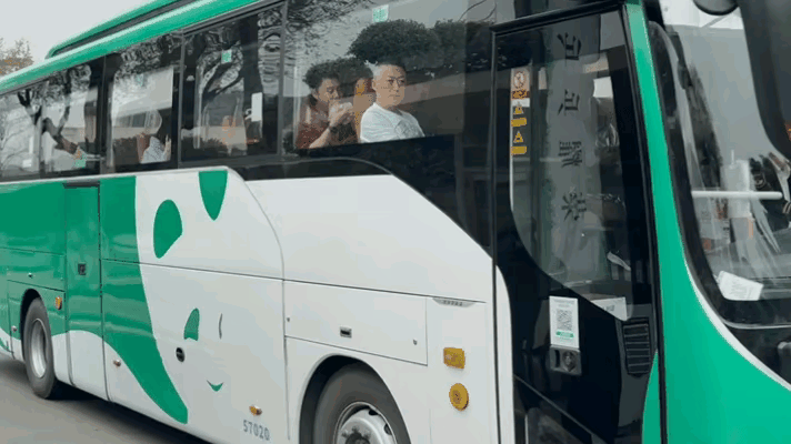 3月27日，捕捉到新鲜的莎头从成都出发澳门了！今天，国乒大部队从成都乘坐大巴，