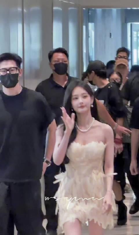 被李一桐的抹胸羽毛裙狠狠惊艳到🤩女神线下好瘦好美，蓬松羽毛仙气十足，镜头下美