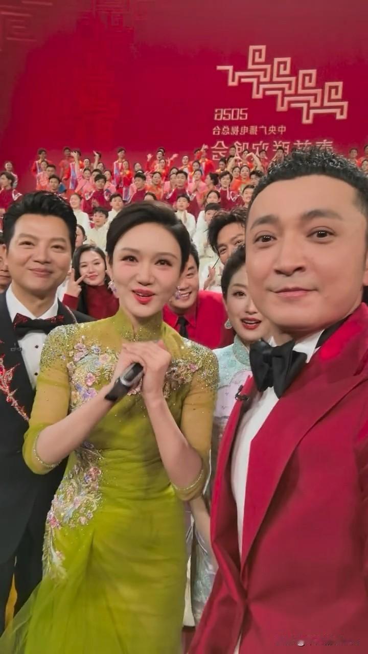 2月17日，央视主持人尼格买提更新动态，并配文“过年好”。小尼哥晒出马年央视