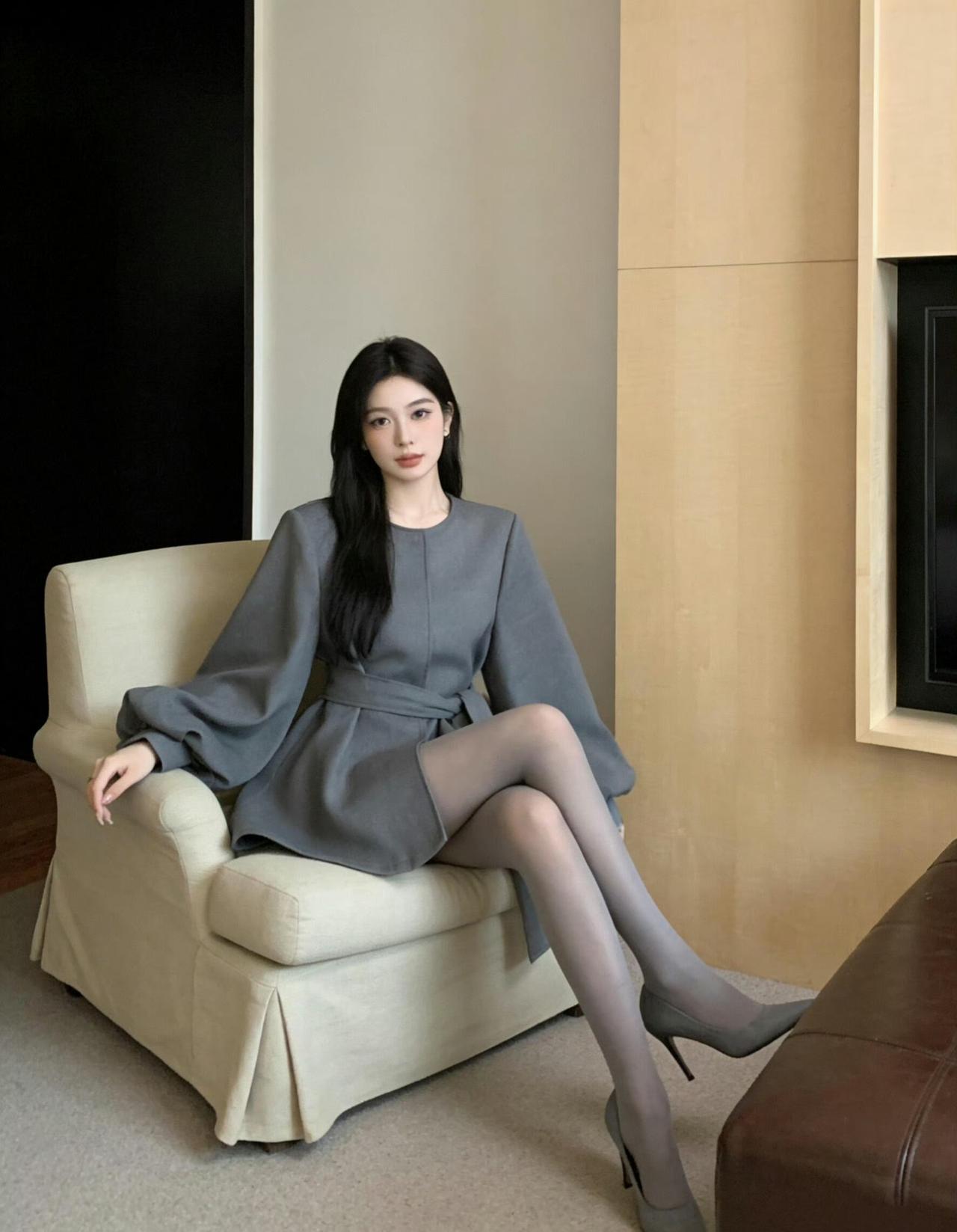 这套穿搭是“高级极简+慵懒松弛”的组合，自带清冷氛围感：-单品选了灰色泡