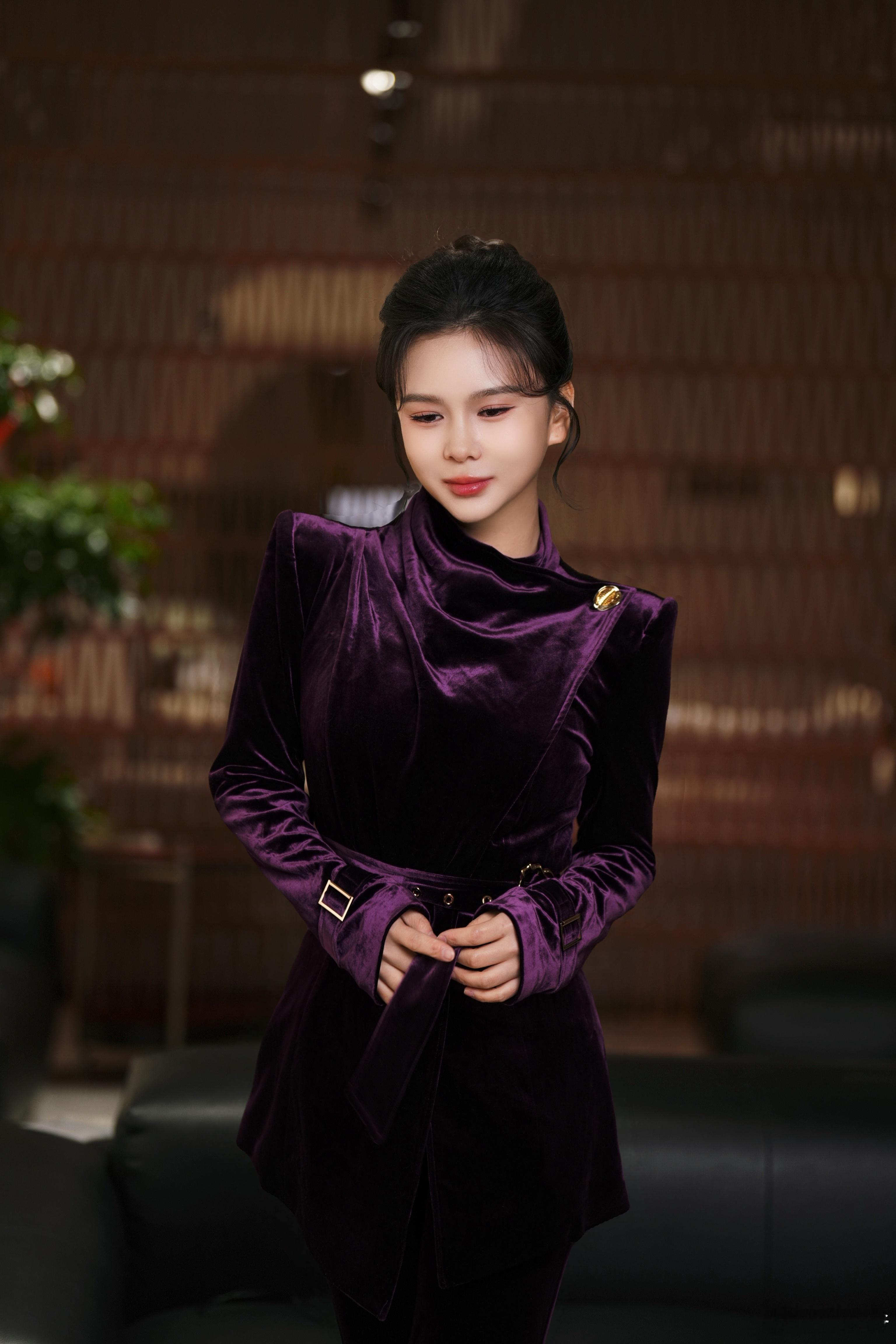 凤凰网财经主持人刘美希时尚穿搭紫韵流光丝绒套装写真太绝了，复古风韵与现代洒脱碰