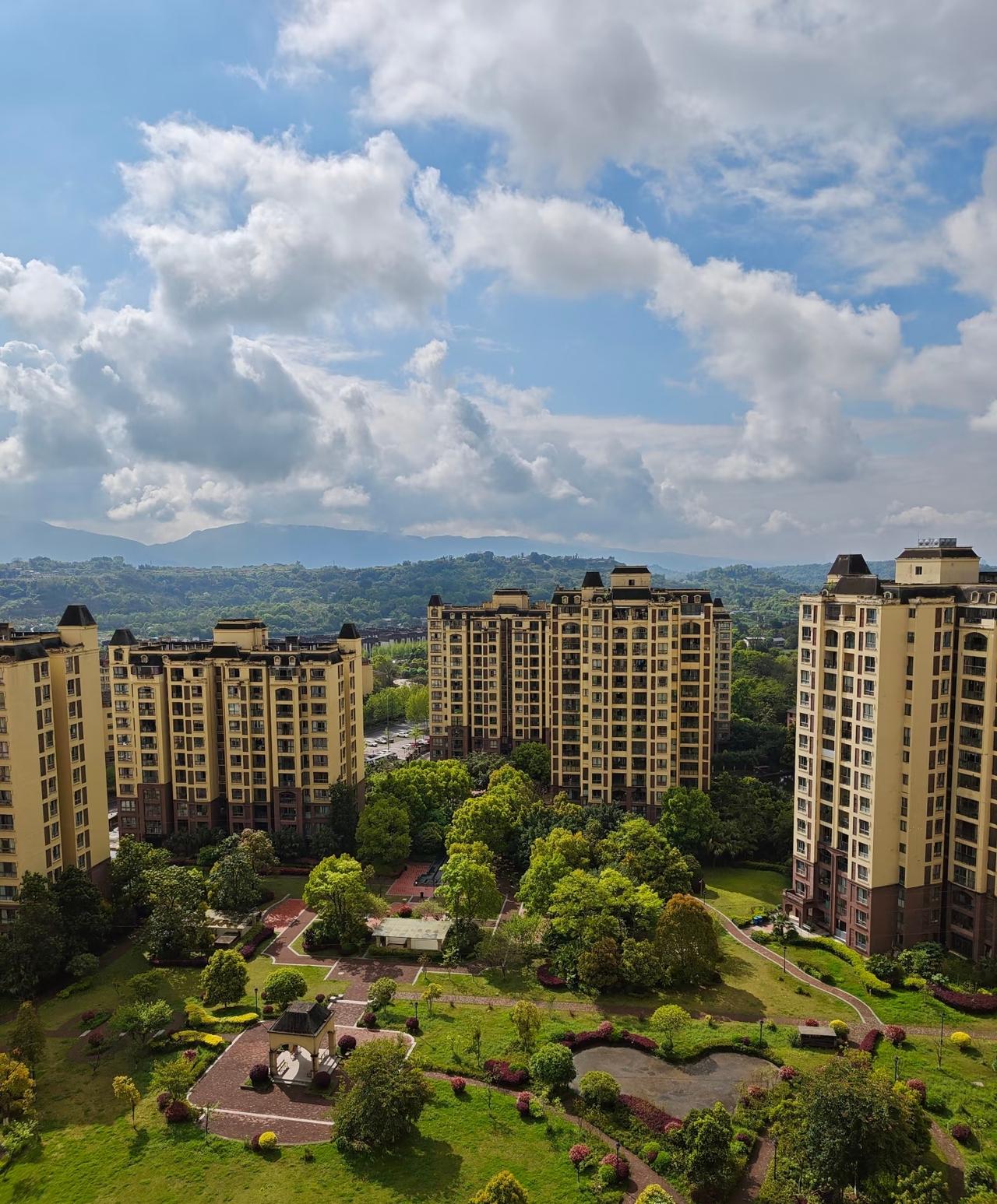 中介给我打电话，说有一套抵账房，原价150万，现在只要50万，我说，什么