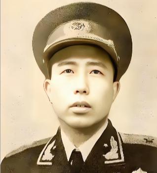 1943年，汉奸们抓了一个女八路，保长却百般阻拦，汉奸大怒，正要发脾气，保长解释