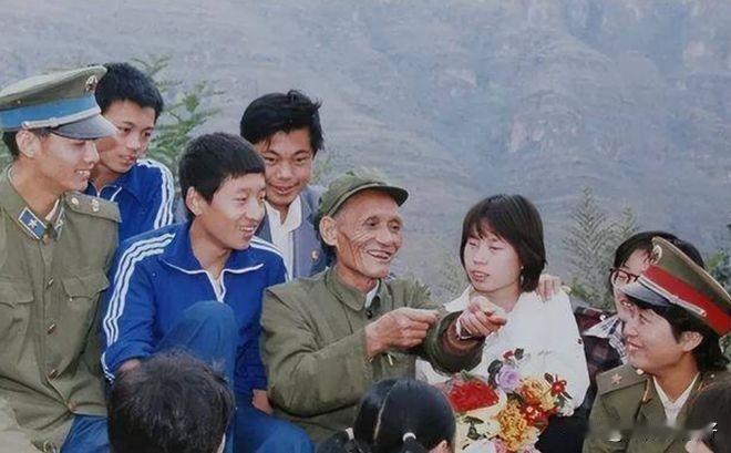 1986年葛振林重登狼牙山，45年过去恩人突然现身，一句“还记得我吗”让他瞬间泪