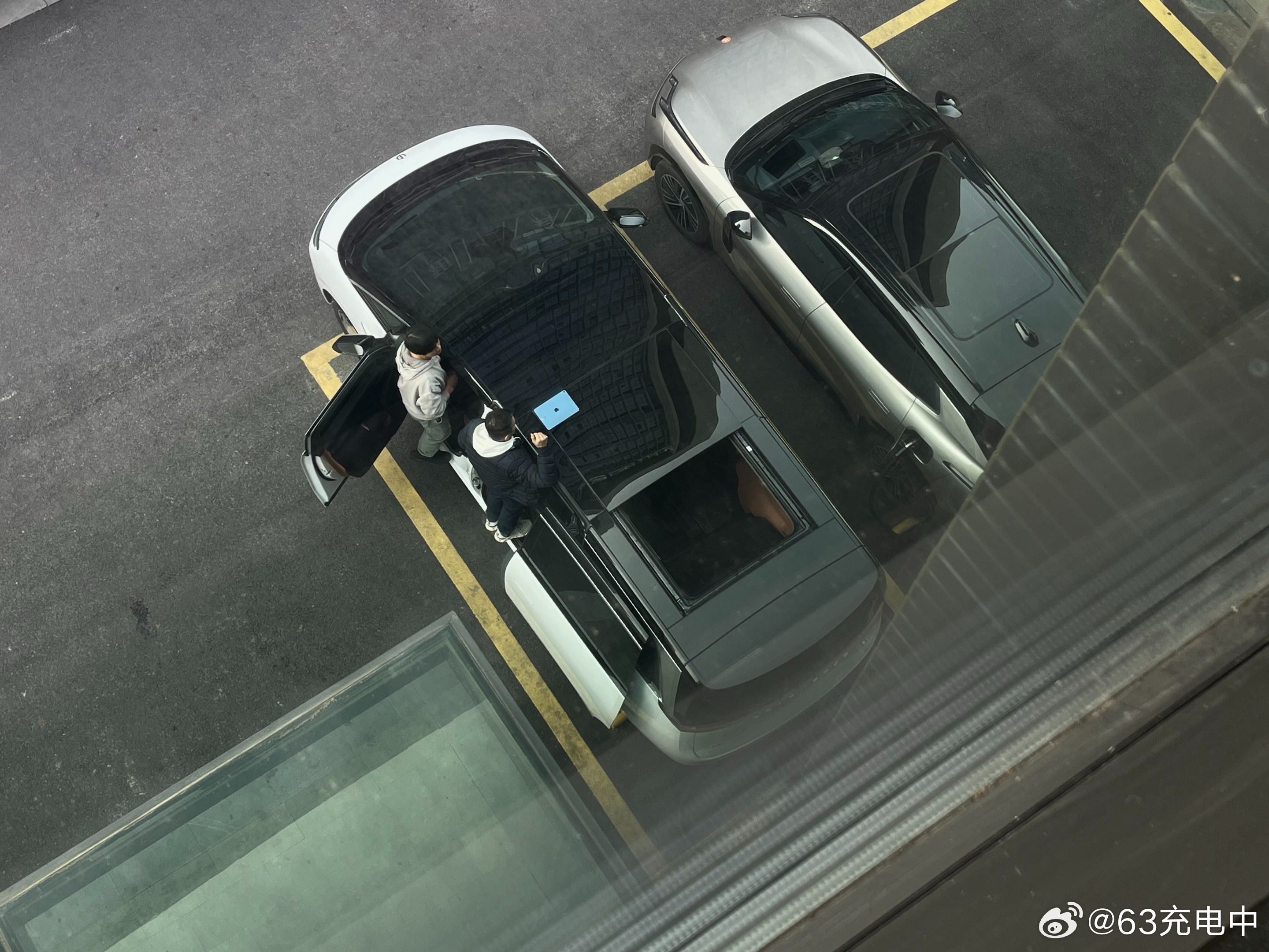 零跑D99这个天窗感觉都开到第三排了，莫名有种Landaulet的感觉…