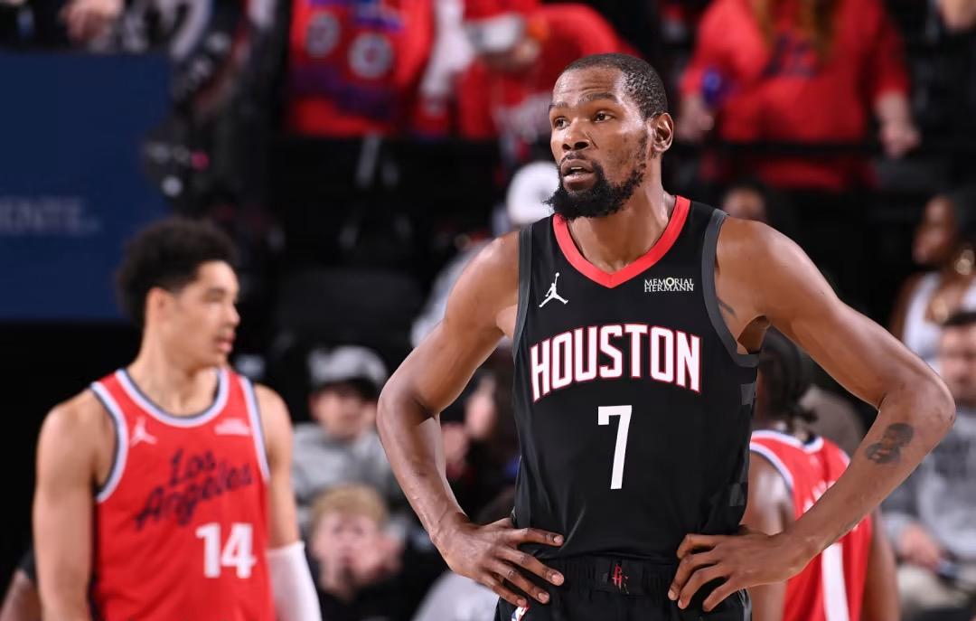 北京时间12月24日，火箭惨败快船遭遇连败。这场比赛杜兰特三节打完就被按在板凳席