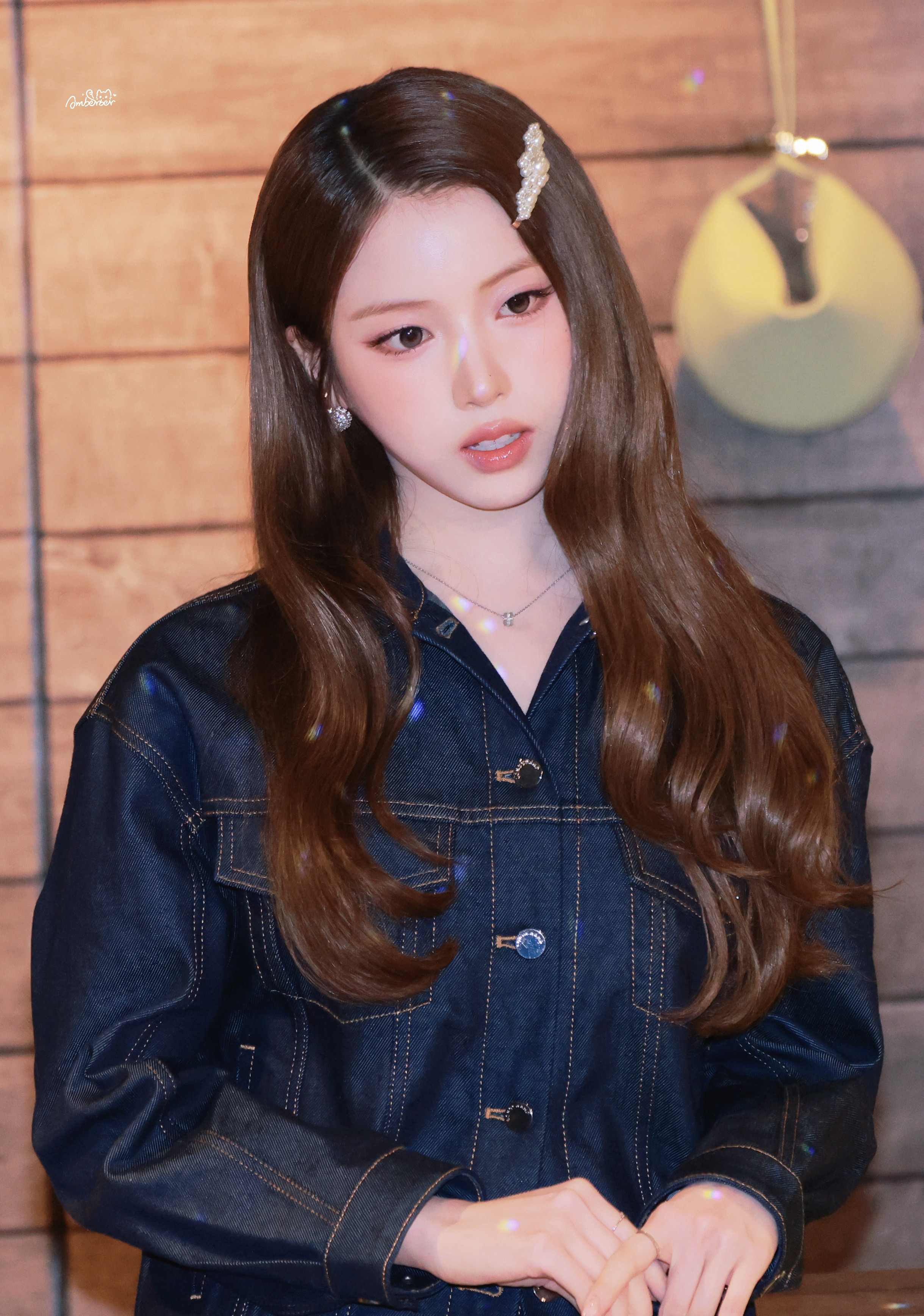 睫毛像羽毛美瞳满分发型满分这张脸更是打120分....（金智羽就是最完美的