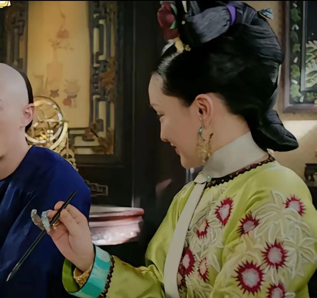 《如懿传》里“大如”这握笔姿势，真能让人看愣——这到底是写字呢，还是在练手指瑜伽