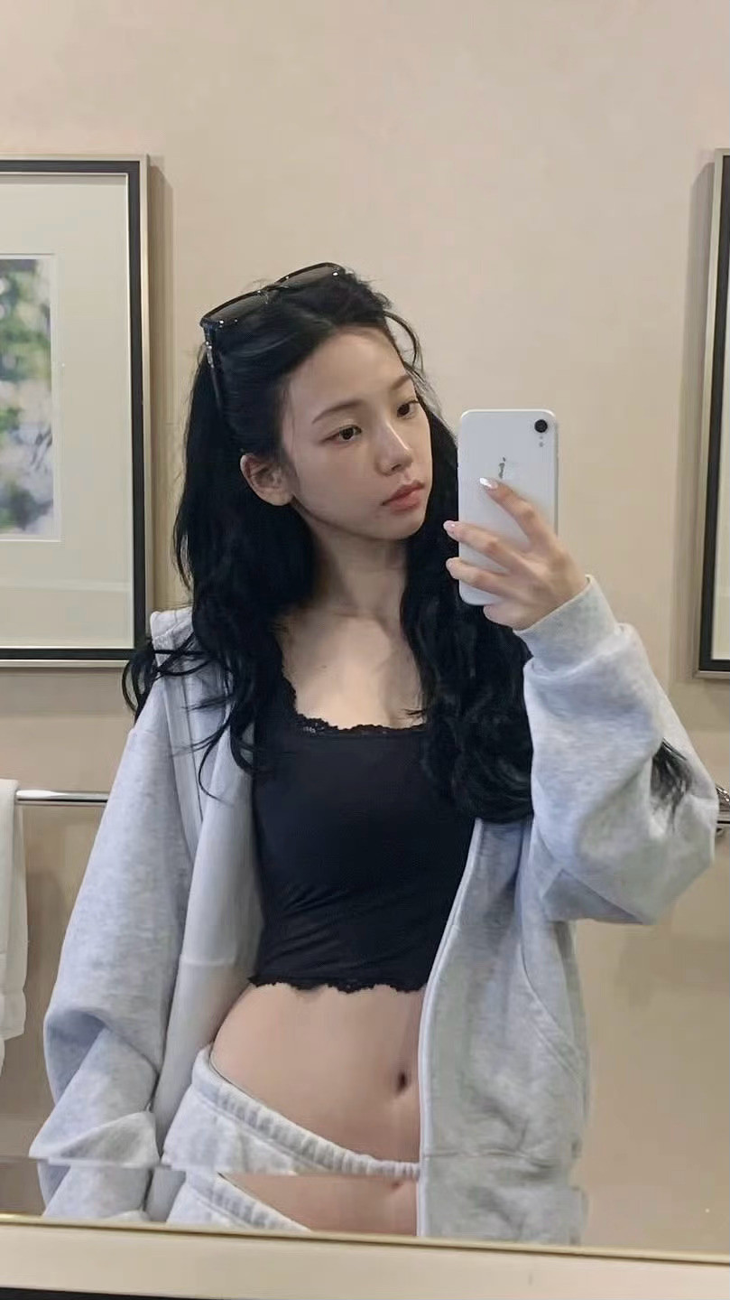 这张Karina很鲨我素颜又是带点微微肉感的小腹无言的性感….