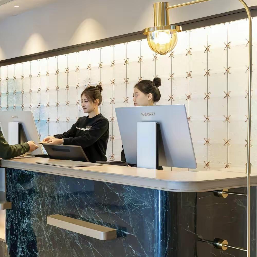 干酒店前台久了,发现个规律男的先来登记女的后脚跟上美其名曰上去坐坐实