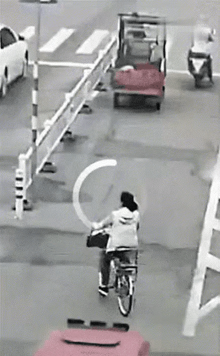 女子把马路当成自家客厅，连续横穿4个车道，大货车可不惯着你……女子骑着自行车