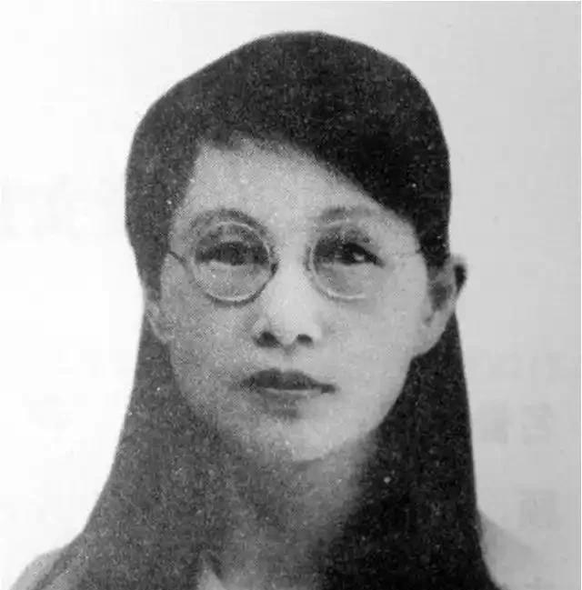 1909年，16岁的白薇与婆婆吵嘴，丈夫居然抡起凳子砸在她背上，婆婆见她倒下，扑