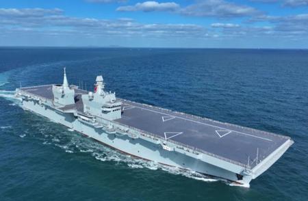 人民海军刚发的一条官宣，看着平平淡淡，实则炸翻了军事圈——咱们首艘076两栖攻击