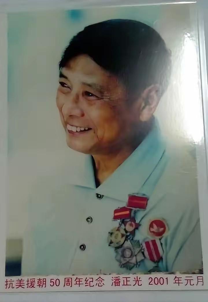 1953年6月，朝鲜战场无名高地，一名志愿军战士被几十名美军死死围住。眼看敌人就