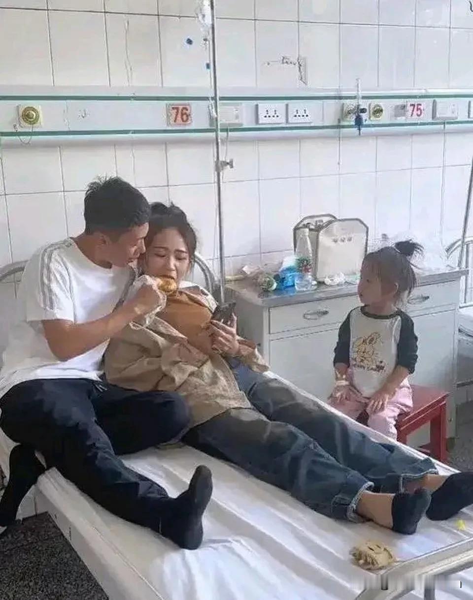 一名男子去医院看望住院中的妻子，并给她送饭没想到却看到他红着眼睛，一脸恳求地