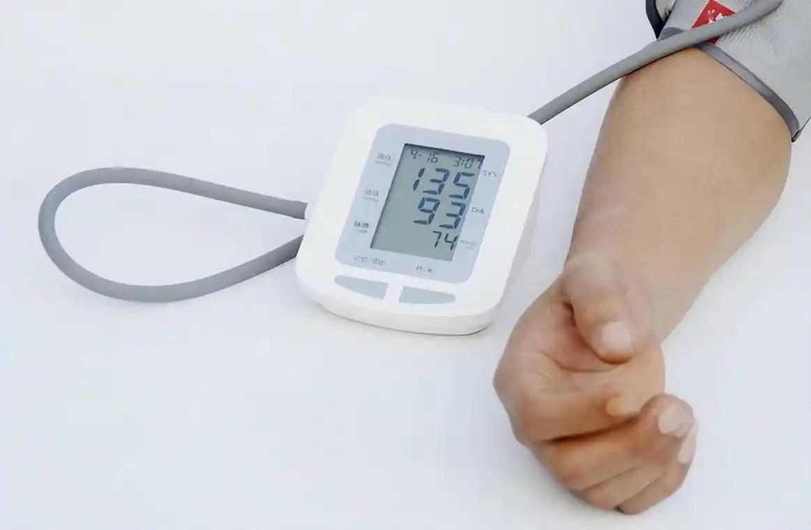 高血压和睡觉有关？医生提醒：高血压患者，睡觉牢记3不要老张血压控制得好好的，咋